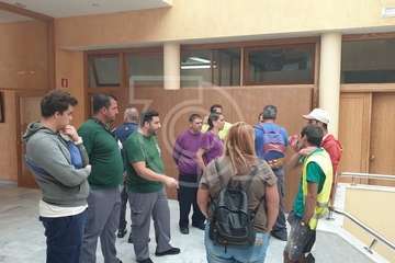 Los afectados por el retraso en el pago de las nóminas municipales exigen cobrar (Foto TA)